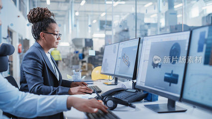 工厂办公设施:工业工程师在计算机CAD软件上起草重工业机器零件的蓝图。现代科技工业4.0研发中心。